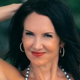 Suzanne Holly